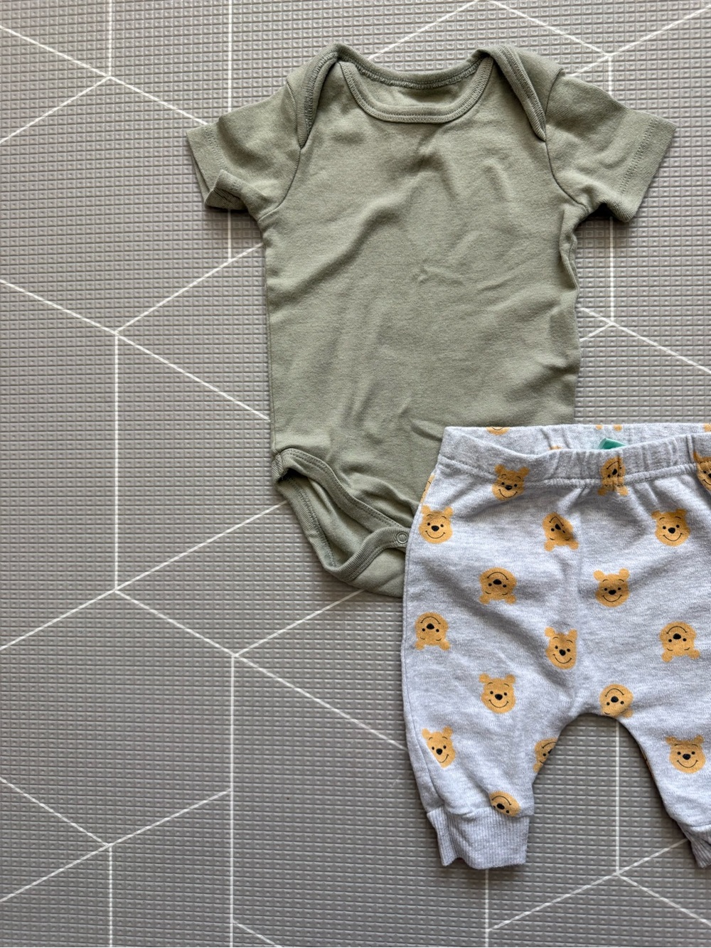 Disney|Baby neutral set,Winnie the Pooh leggings & Sage green bodysuit•••3-6M